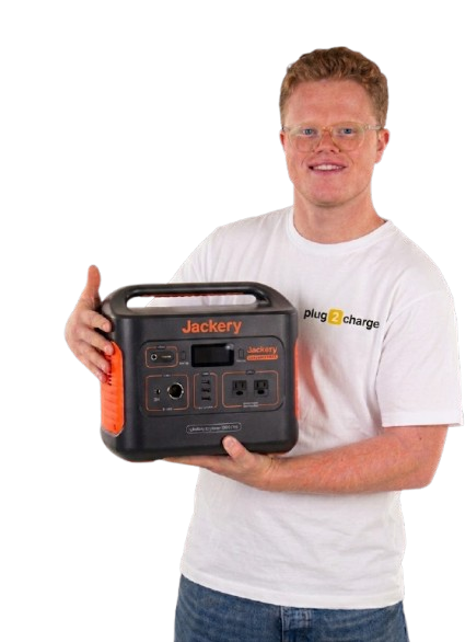 Medewerker van Plug2Charge met een draagbare thuisbatterij